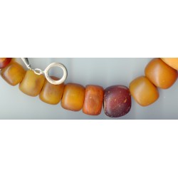 Perles anciennes d'ambre. Antique or ancient beads.