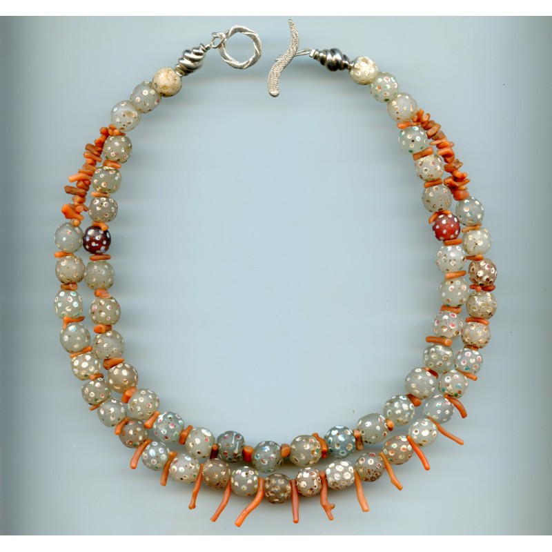 Perles vénitiennes à pois blancs. Venetian Glass Beads