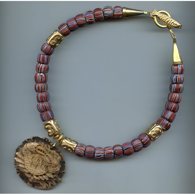 Perles vénitiennes et pendentif en andouiller de cerf sculpté.