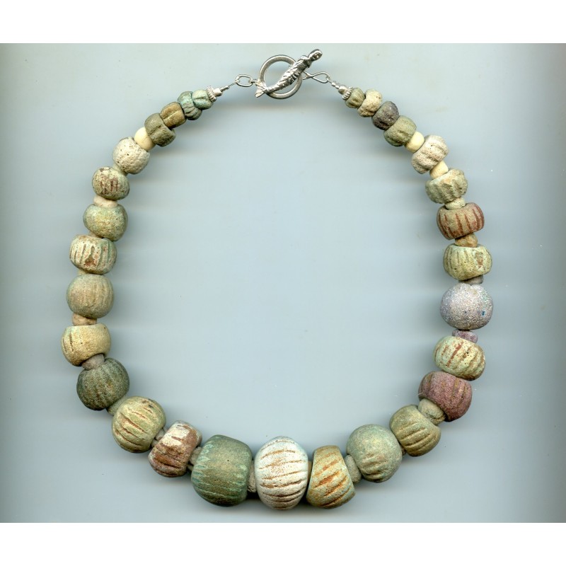 Perles anciennes en Faïence. Ancient beads.