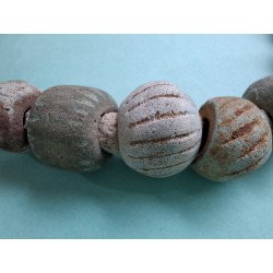 Perles anciennes en Faïence. Ancient beads.