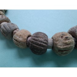 Perles anciennes en Faïence. Ancient beads.