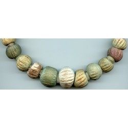 Perles anciennes en Faïence. Ancient beads.