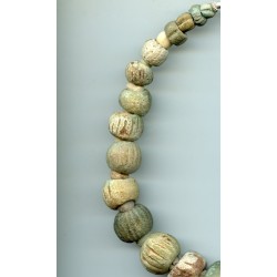Perles anciennes en Faïence. Ancient beads.