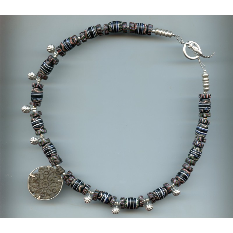 Perles vénitiennes en forme de tambourins. Venetian Glass Beads