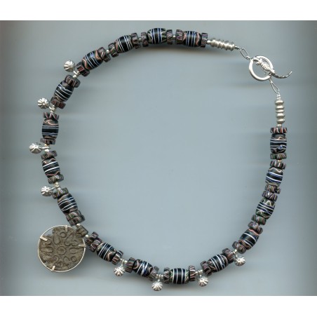 Perles vénitiennes en forme de tambourins. Venetian Glass Beads