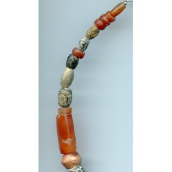 Perles en granit et cornaline. Granite and carnelian beads
