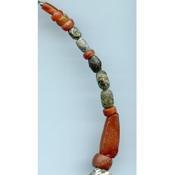 Perles en granit et cornaline. Granite and carnelian beads