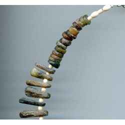 Perles et pendentifs en serpentine. Serpentine beads.
