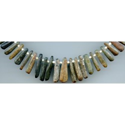 Perles et pendentifs en serpentine. Serpentine beads.