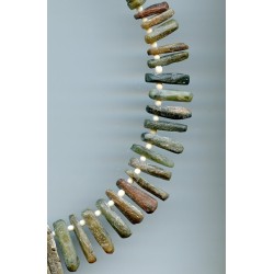 Perles et pendentifs en serpentine. Serpentine beads.