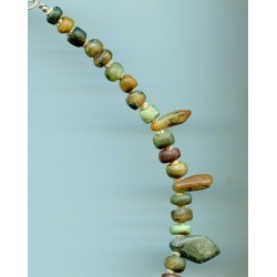 perles en pierre . en amazonite, en jaspe et en serpentine.