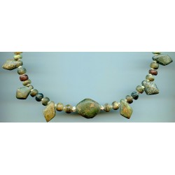 perles en pierre . en amazonite, en jaspe et en serpentine.