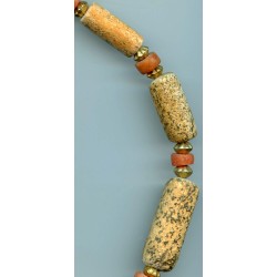 Perles en "gneiss" ou granit. “Gneiss” or granite beads