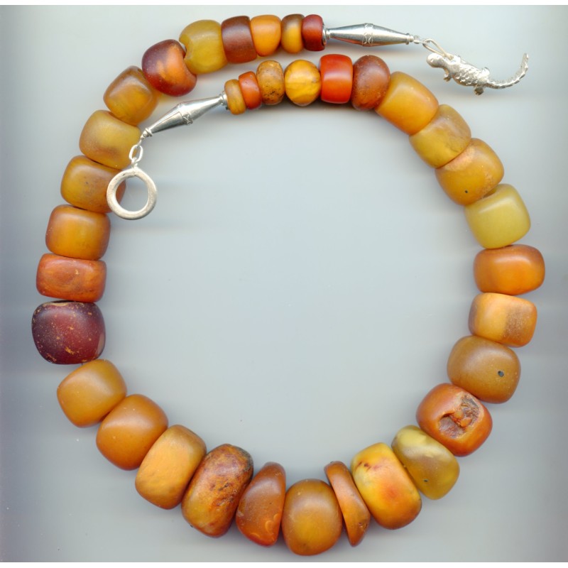 Perles anciennes d'ambre. Antique or ancient beads.