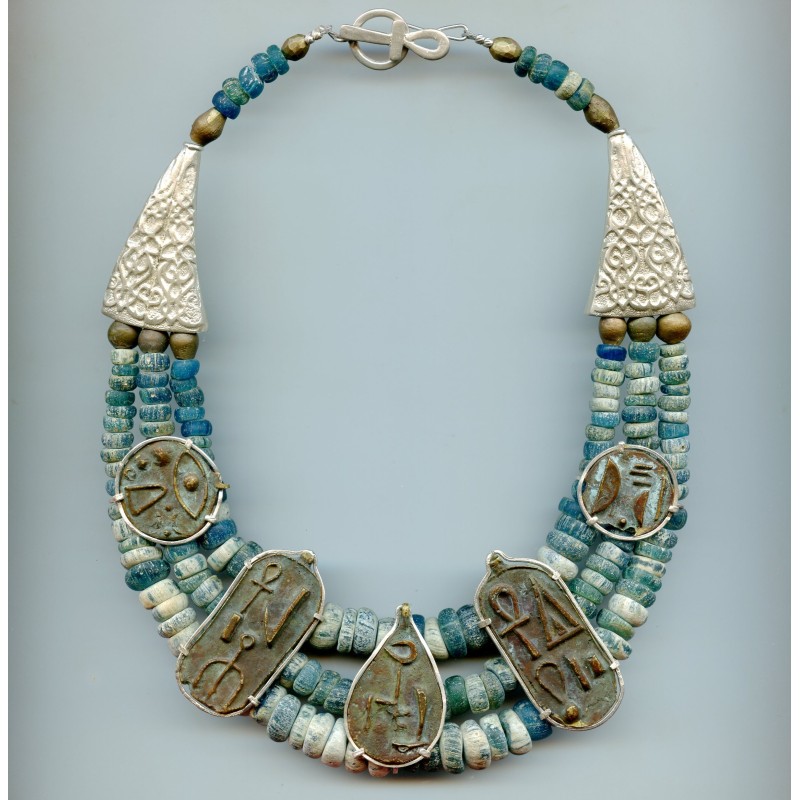 Perles "Nila" et plaques Hiéroglyphiques. Ancient beads.