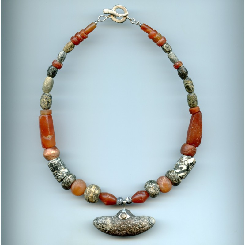 Perles en granit et cornaline. Granite and carnelian beads