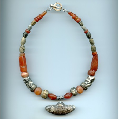 Perles en granit et cornaline. Granite and carnelian beads