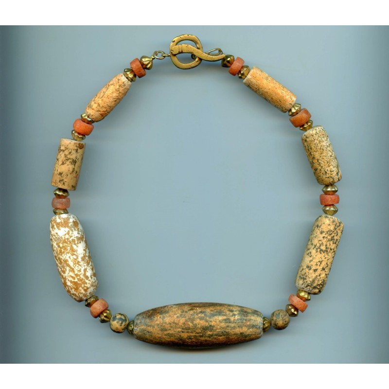 Perles en "gneiss" ou granit. “Gneiss” or granite beads