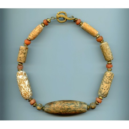 Perles en "gneiss" ou granit. “Gneiss” or granite beads