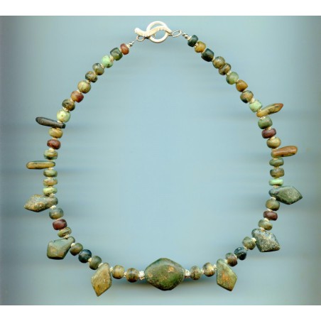 perles en pierre . en amazonite, en jaspe et en serpentine.