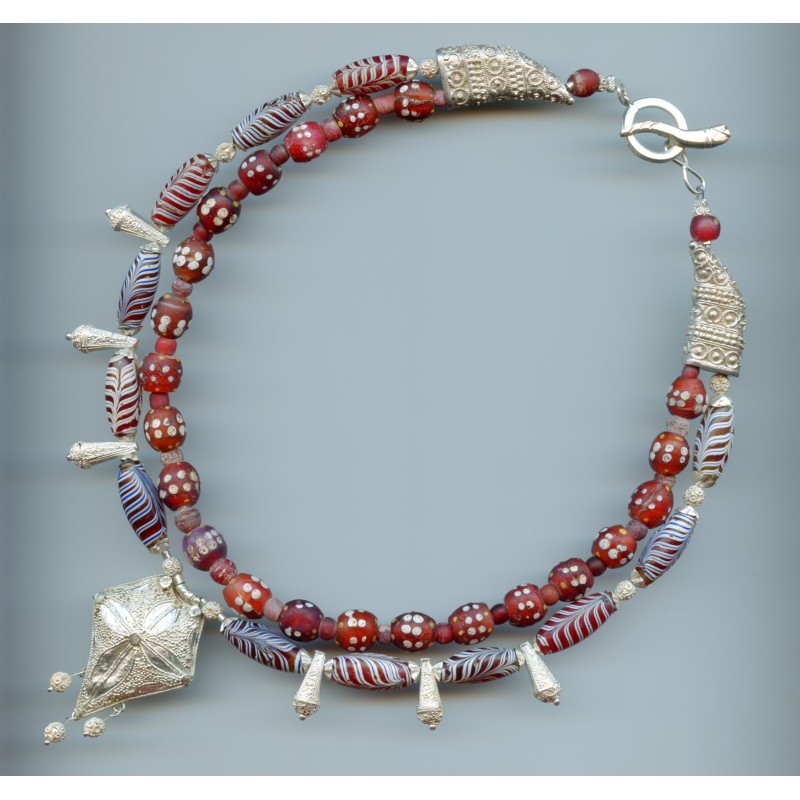 Perles vénitiennes, motif "plume" et pois. Venetian Glass Beads