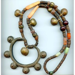 Montage ethnique sur cordon en cuir