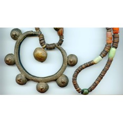 Montage ethnique sur cordon en cuir