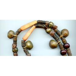 Montage ethnique sur cordon en cuir