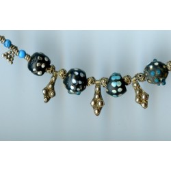 Perles vénitiennes noires aux yeux bleus en relief (1850).