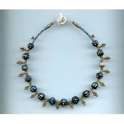 Perles vénitiennes noires aux yeux bleus en relief (1850).