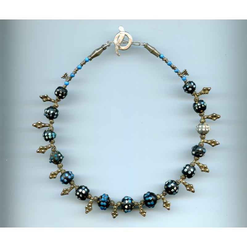 Perles vénitiennes noires aux yeux bleus en relief (1850).