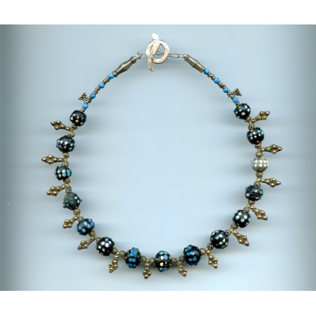 Perles vénitiennes noires aux yeux bleus en relief (1850).