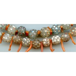 Perles vénitiennes à pois blancs. Venetian Glass Beads